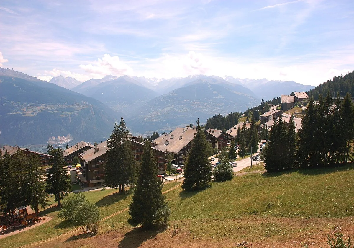 Veduta di Anzère, Svizzera. Non raffigura uno specifico negozio di noleggio.