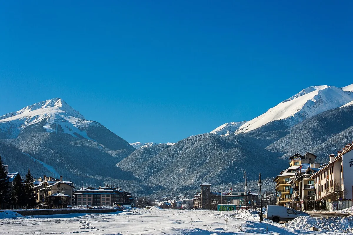 Veduta di Bansko, Bulgaria. Non raffigura uno specifico negozio di noleggio.