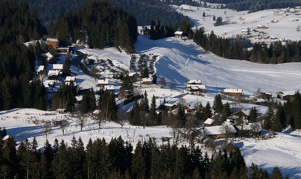 Veduta di Bödele, Austria. Non raffigura uno specifico negozio di noleggio.