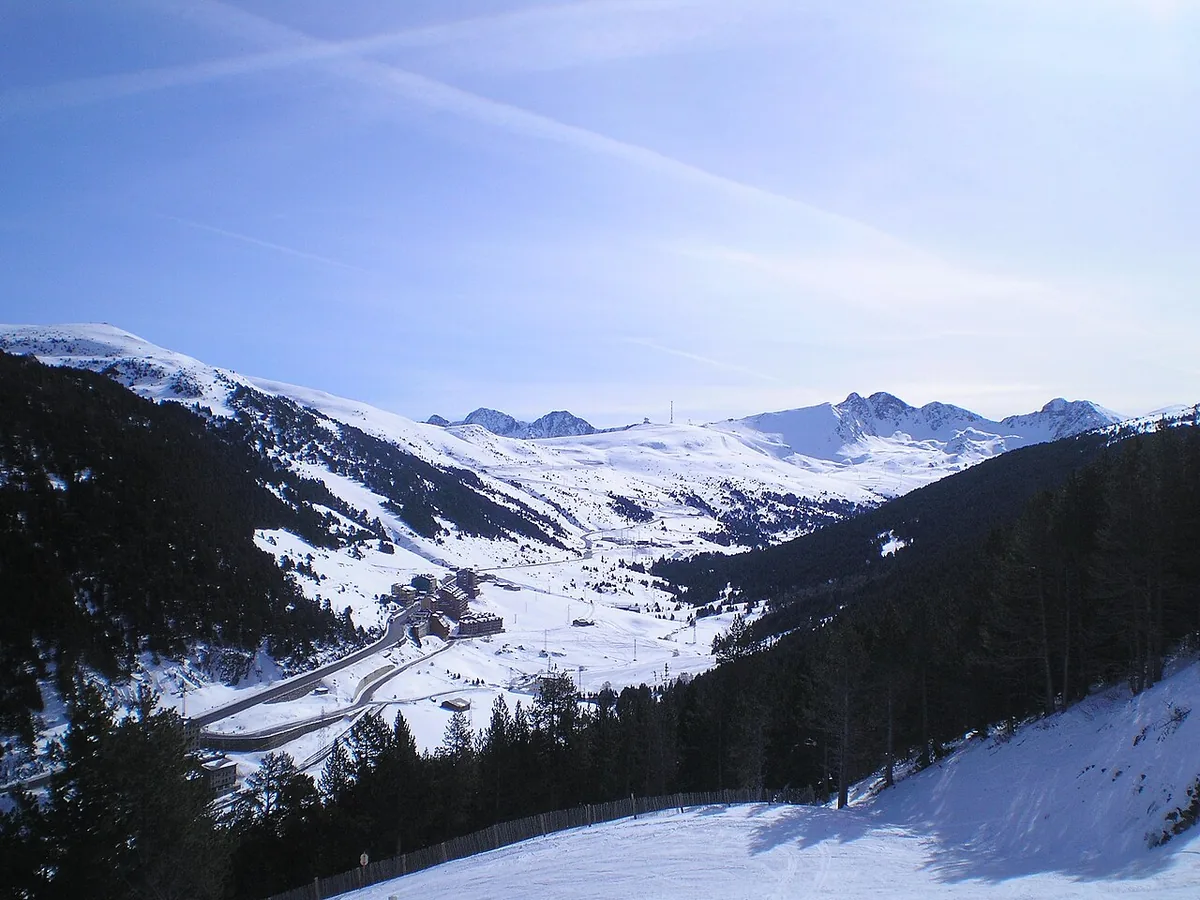 Veduta di Bordes d'Envalira, Andorra. Non raffigura uno specifico negozio di noleggio.