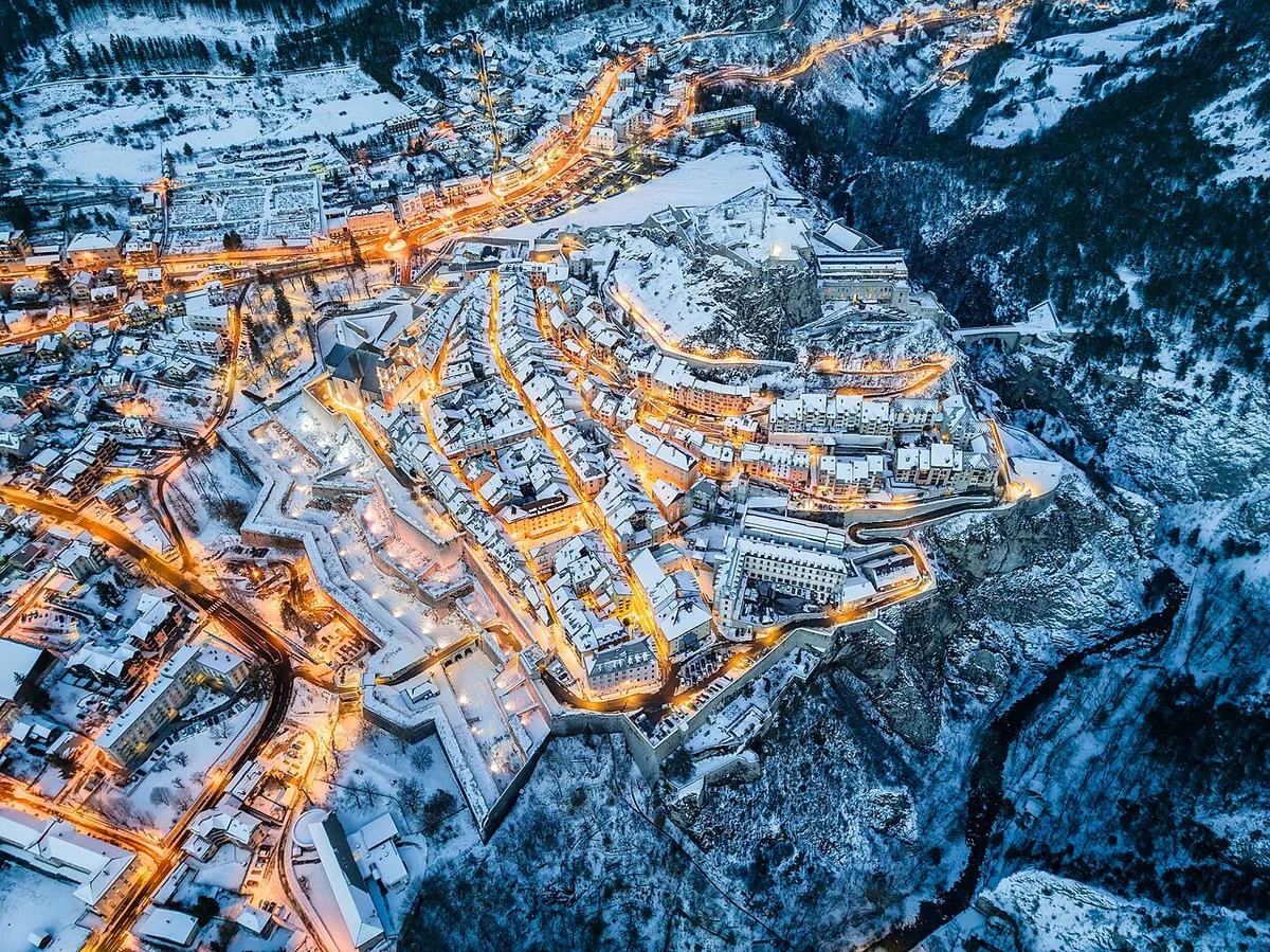 Veduta di Briançon, Francia. Immagine generale della località o del comprensorio; non documenta la posizione di un singolo settore del catalogo o negozio di noleggio.