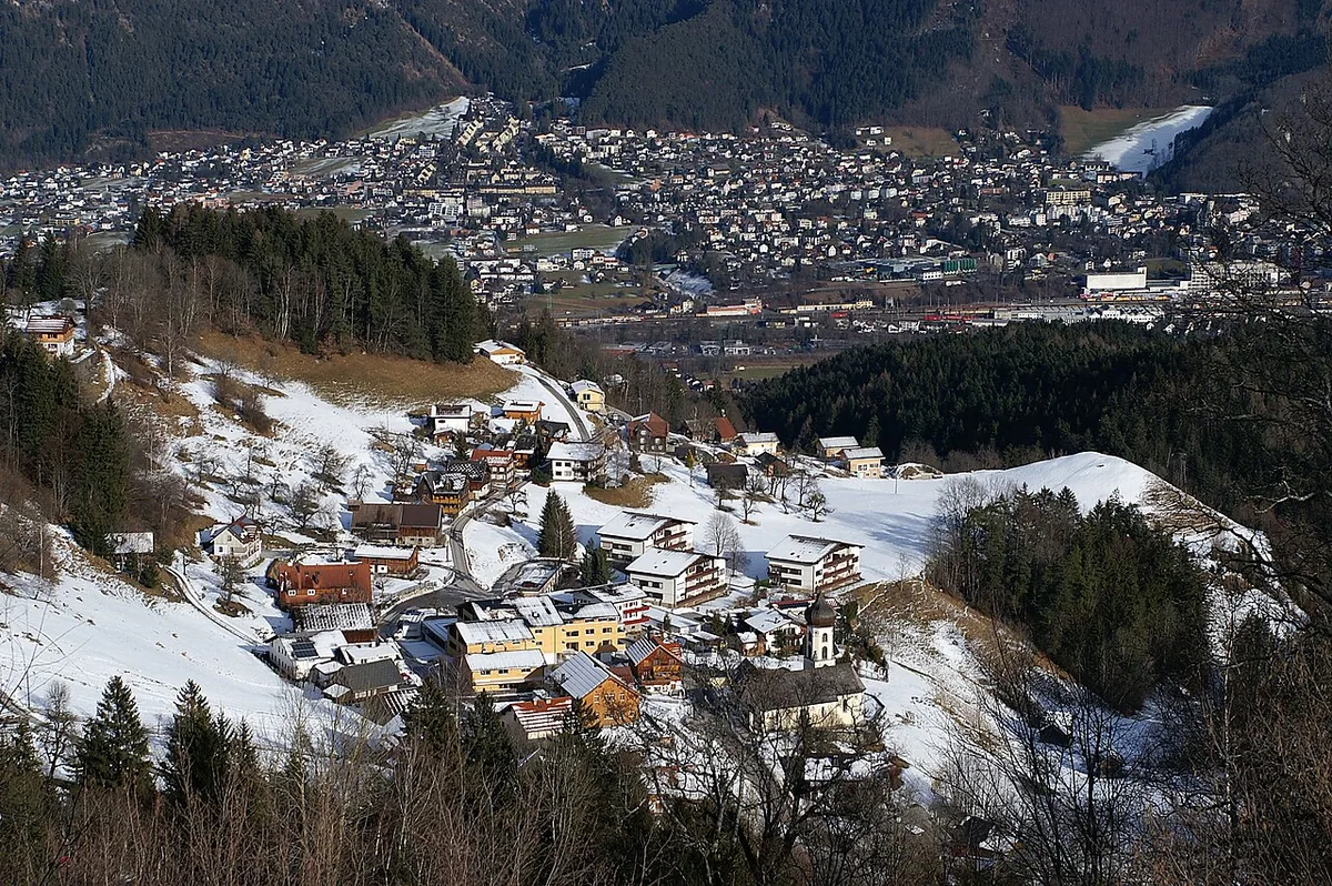 Veduta di Bürserberg, Austria. Non raffigura uno specifico negozio di noleggio.