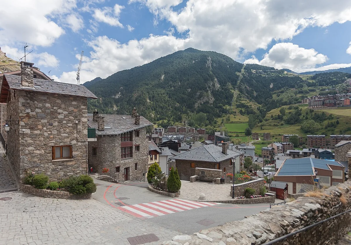 Veduta di Canillo, Andorra. Non raffigura uno specifico negozio di noleggio.