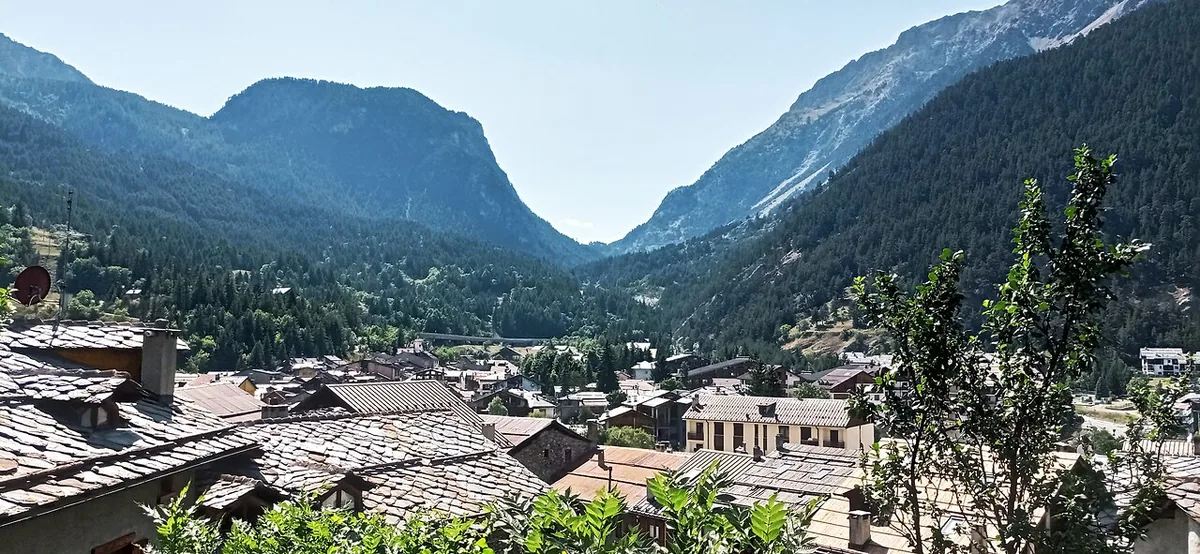 Veduta di Cesana Torinese, Italia. Non raffigura uno specifico negozio di noleggio.