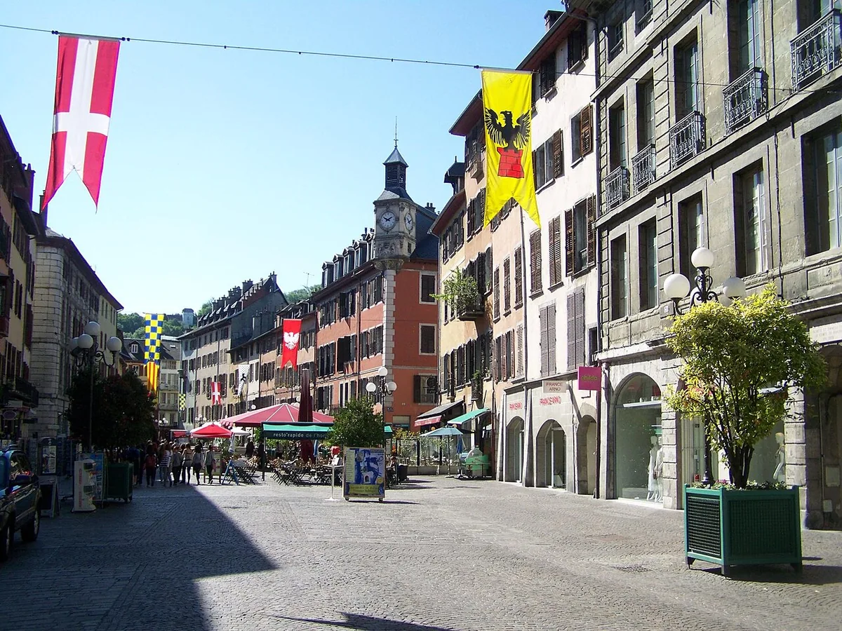 Veduta di Chambery, Francia. Non raffigura uno specifico negozio di noleggio.