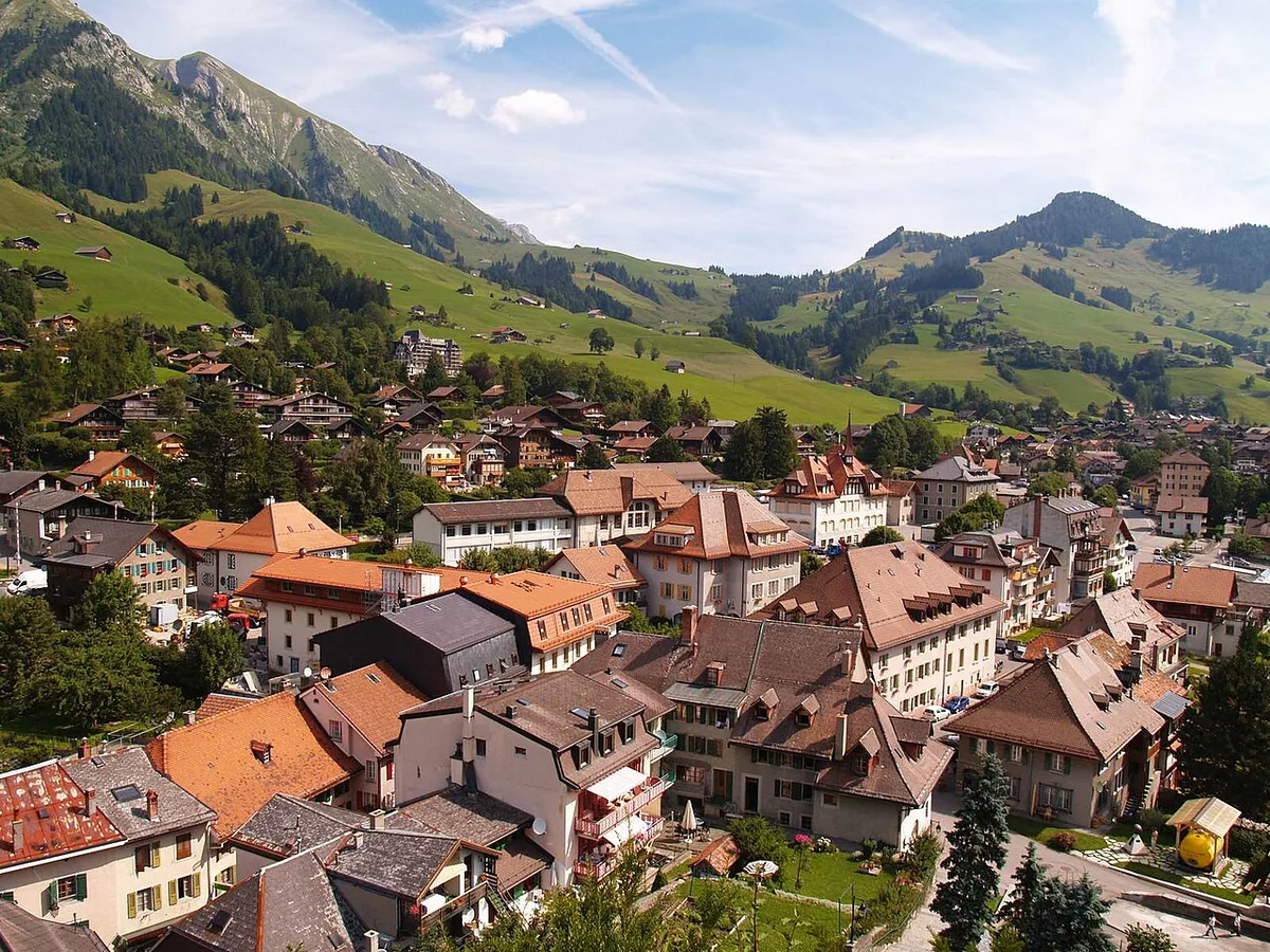 Veduta di Château d'Oex, Svizzera. Non raffigura uno specifico negozio di noleggio.