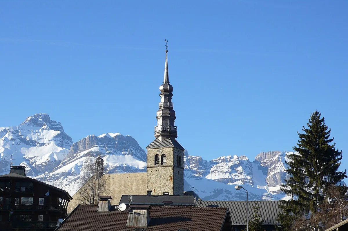 Veduta di Combloux, Francia. Non raffigura uno specifico negozio di noleggio.