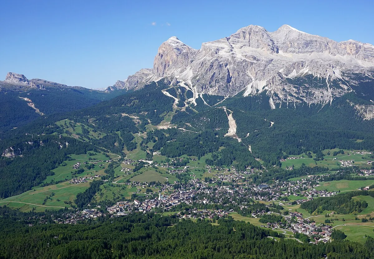 Veduta di Cortina d'Ampezzo, Italia. Non raffigura uno specifico negozio di noleggio.