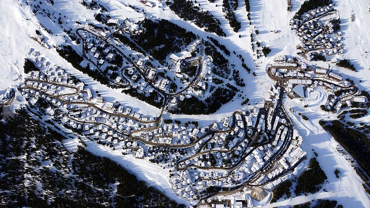Veduta di Courchevel, Francia. Immagine generale della località o del comprensorio; non documenta la posizione di un singolo settore del catalogo o negozio di noleggio.