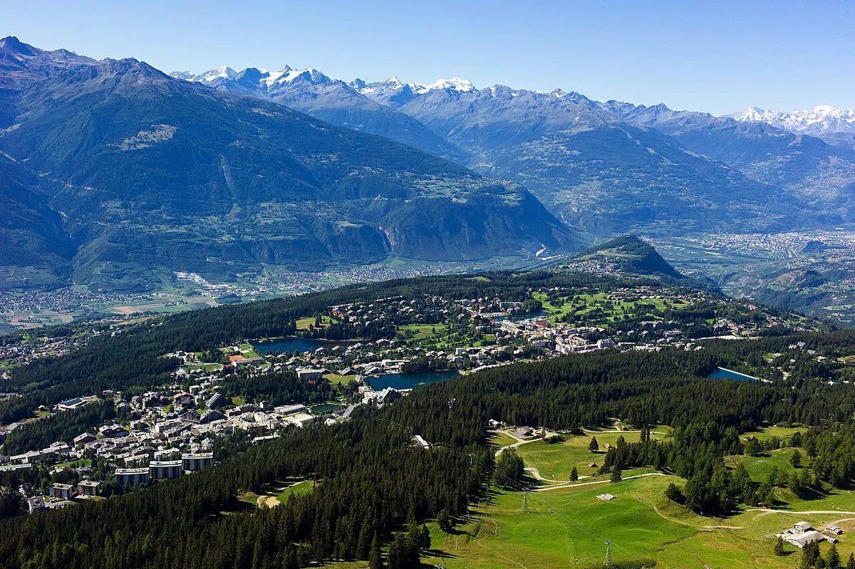 Veduta di Crans-Montana, Svizzera. Non raffigura uno specifico negozio di noleggio.