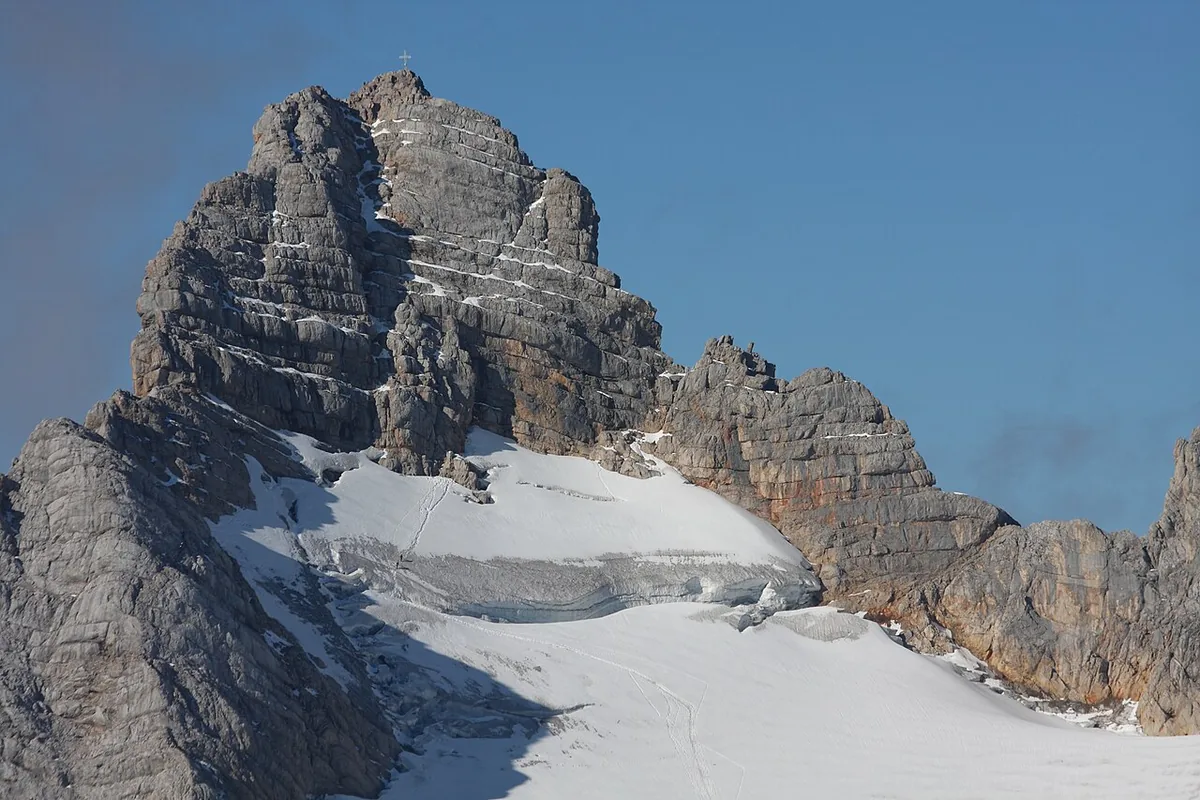 Veduta di Dachstein, Austria. Non raffigura uno specifico negozio di noleggio.