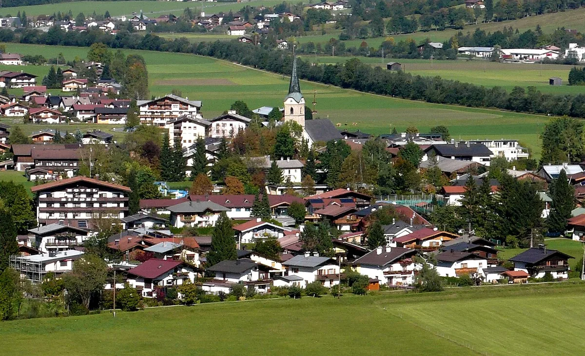 Veduta di Erpfendorf, Austria. Non raffigura uno specifico negozio di noleggio.