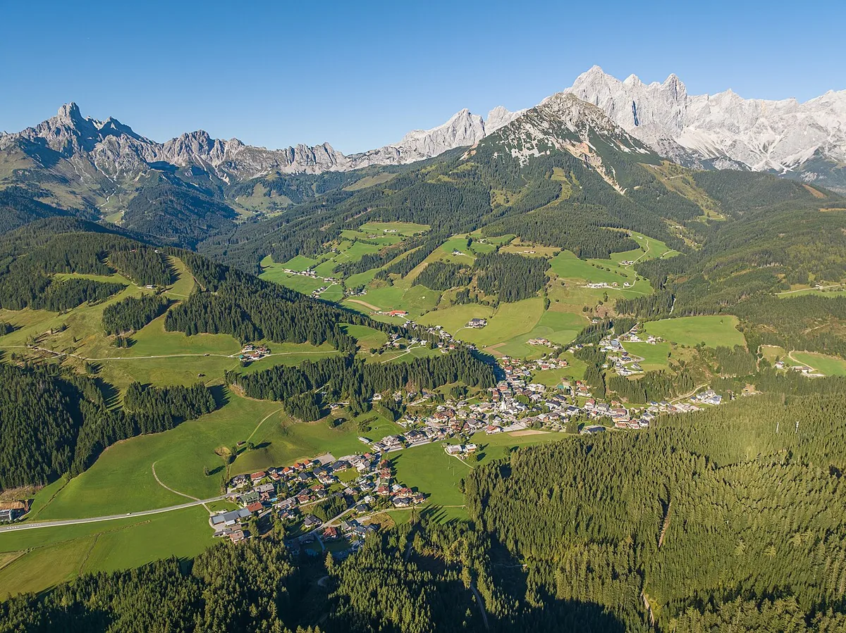 Veduta di Filzmoos, Austria. Non raffigura uno specifico negozio di noleggio.
