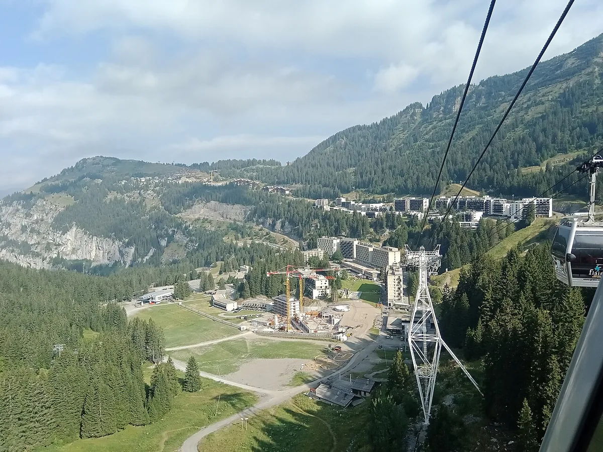 Veduta di Flaine, Francia. Non raffigura uno specifico negozio di noleggio.