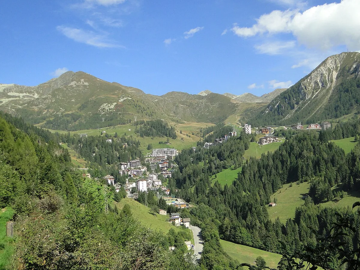 Veduta di Foppolo, Italia. Immagine generale della località o del comprensorio; non documenta la posizione di un singolo settore del catalogo o negozio di noleggio.