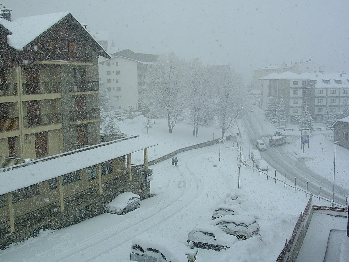 Veduta di Formigal, Spagna. Non raffigura uno specifico negozio di noleggio.