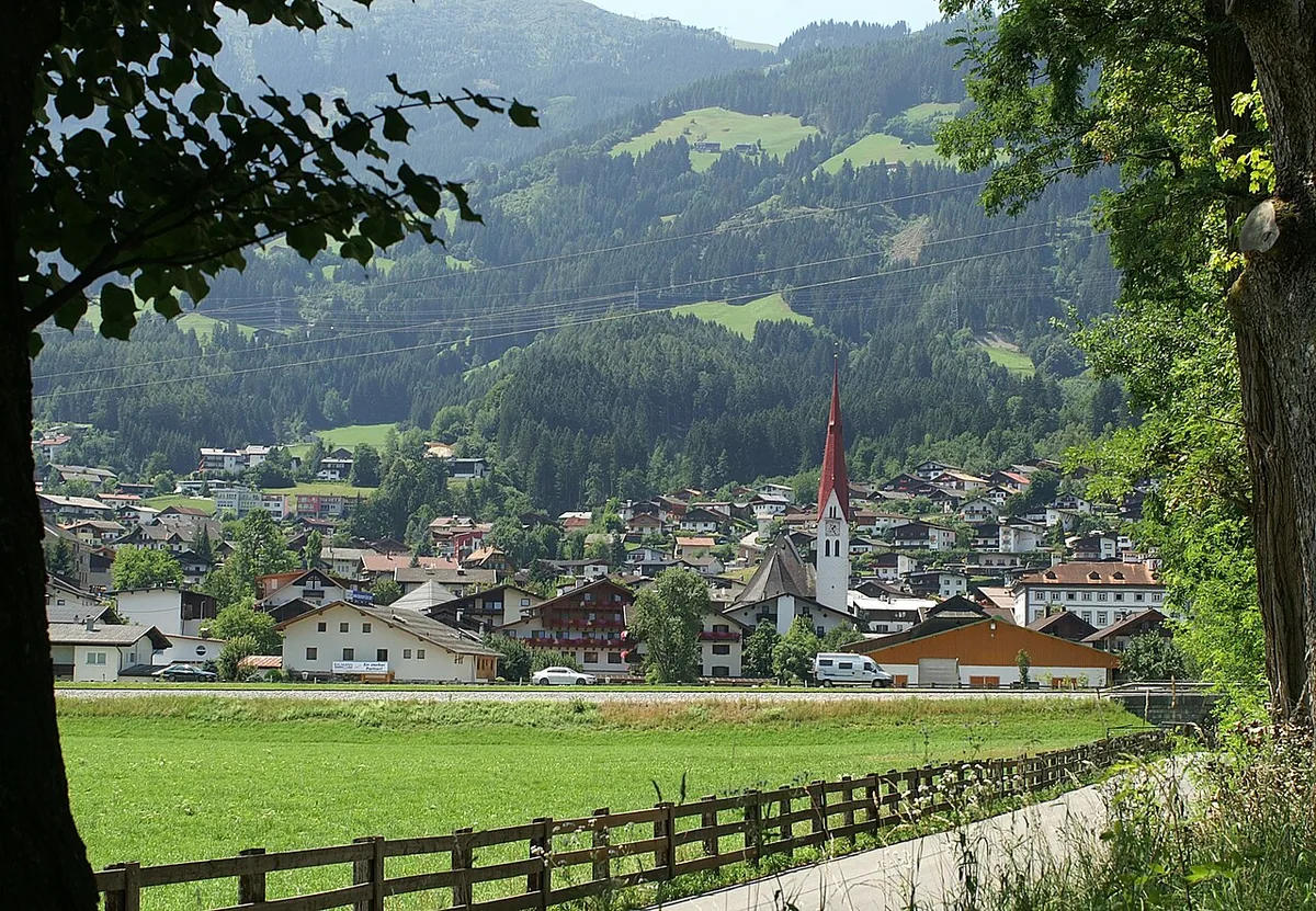 Veduta di Fügen, Austria. Non raffigura uno specifico negozio di noleggio.