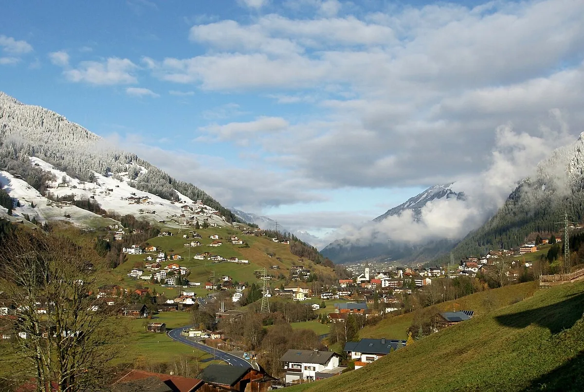 Veduta di Gaschurn, Austria. Non raffigura uno specifico negozio di noleggio.