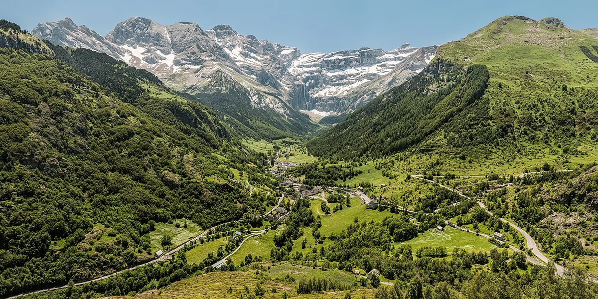 Veduta di Gavarnie, Francia. Non raffigura uno specifico negozio di noleggio.