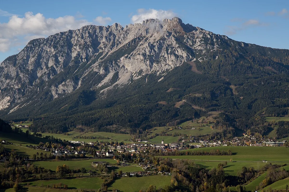 Veduta di Gröbming, Austria. Non raffigura uno specifico negozio di noleggio.