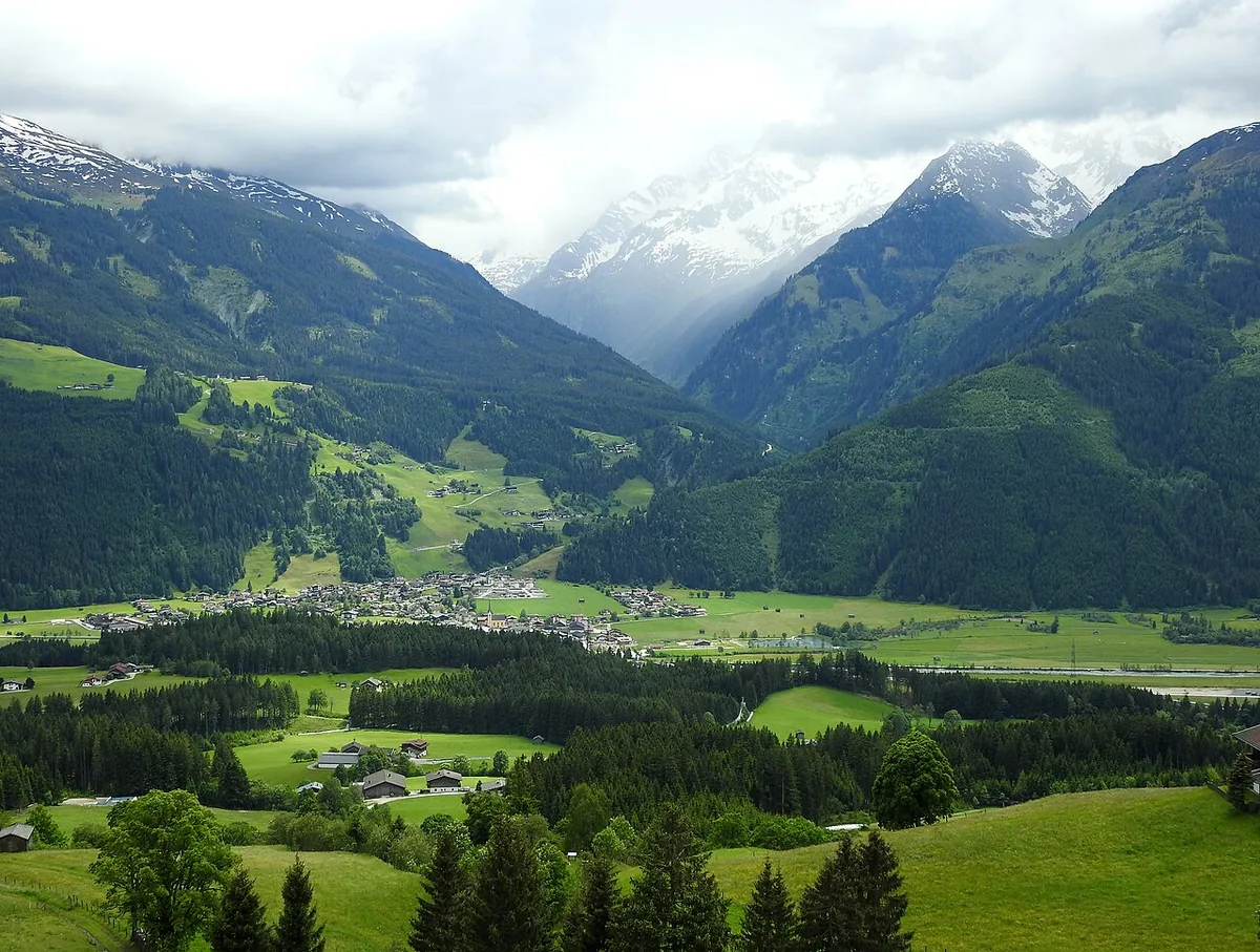 Veduta di Hollersbach, Austria. Non raffigura uno specifico negozio di noleggio.