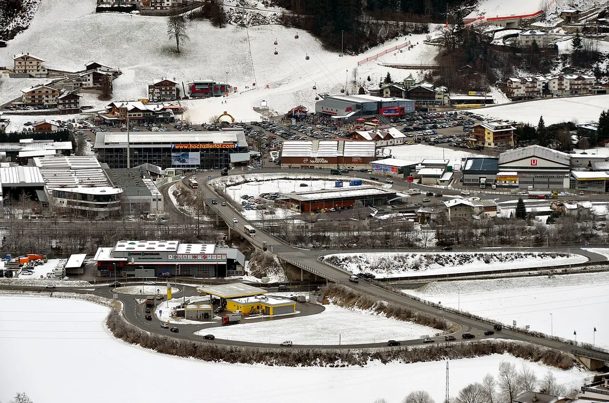 Veduta di Kaltenbach, Austria. Non raffigura uno specifico negozio di noleggio.