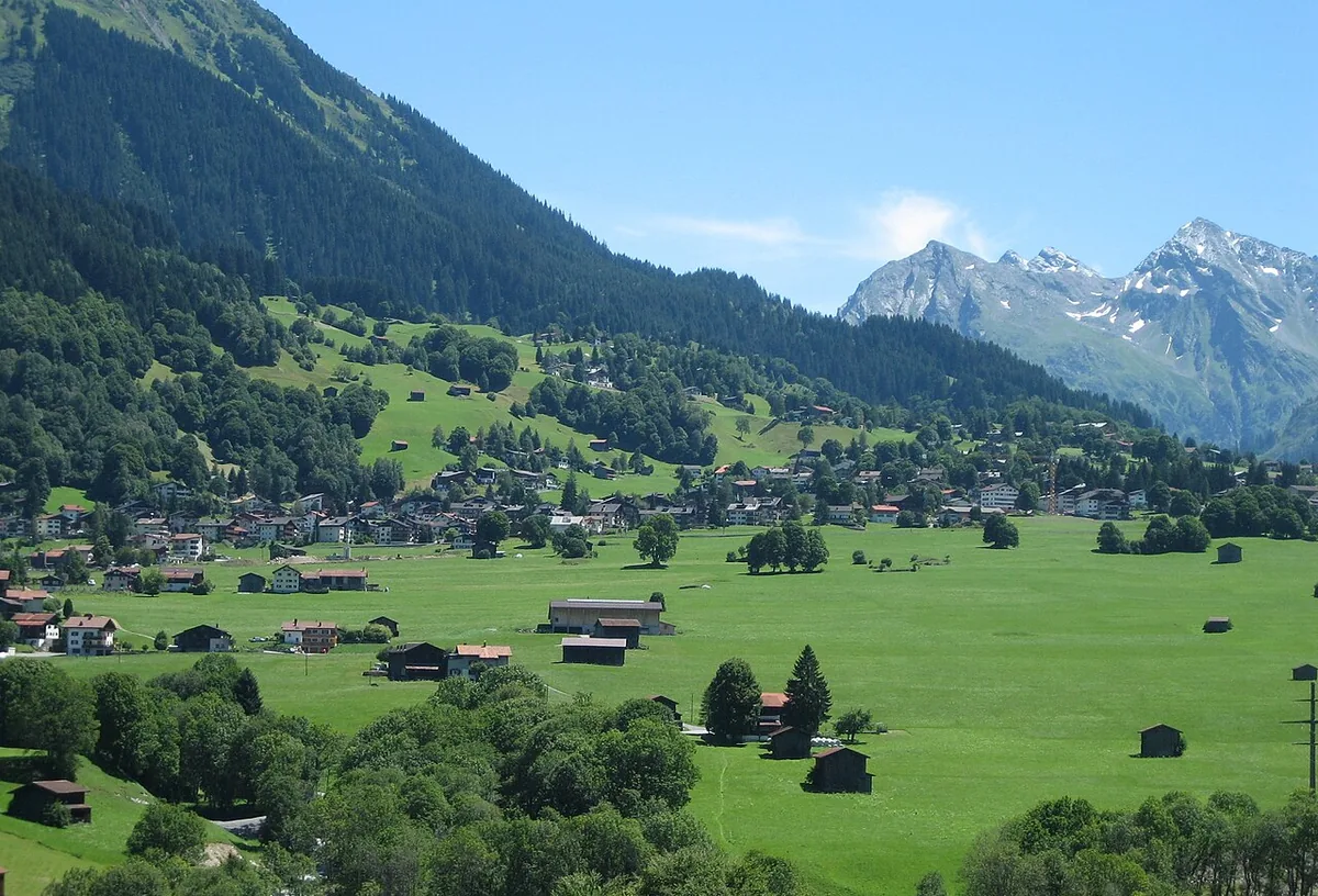 Veduta di Klosters, Svizzera. Non raffigura uno specifico negozio di noleggio.