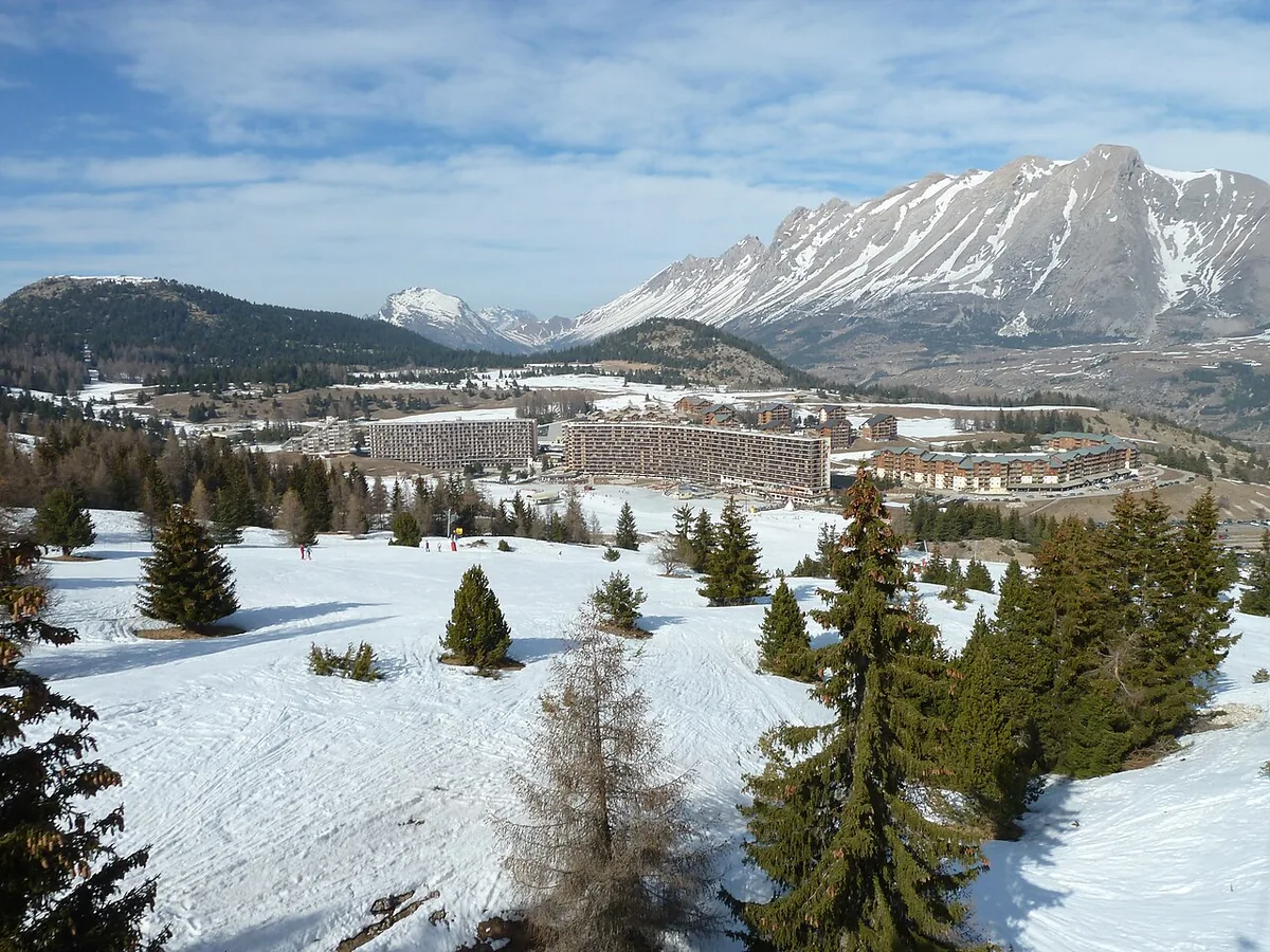 Veduta di La Joue du Loup, Francia. Non raffigura uno specifico negozio di noleggio.