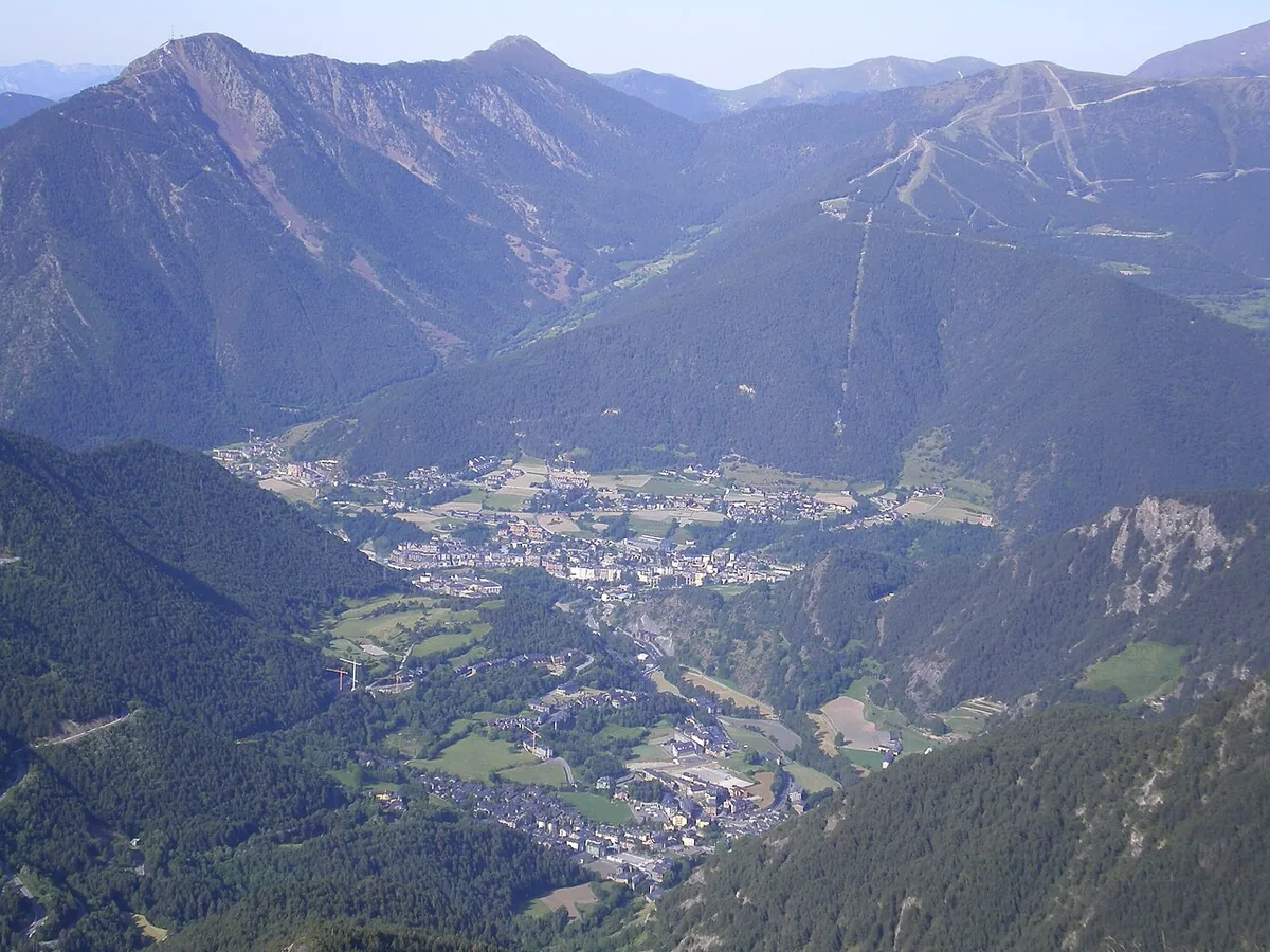 Veduta di La Massana, Andorra. Non raffigura uno specifico negozio di noleggio.