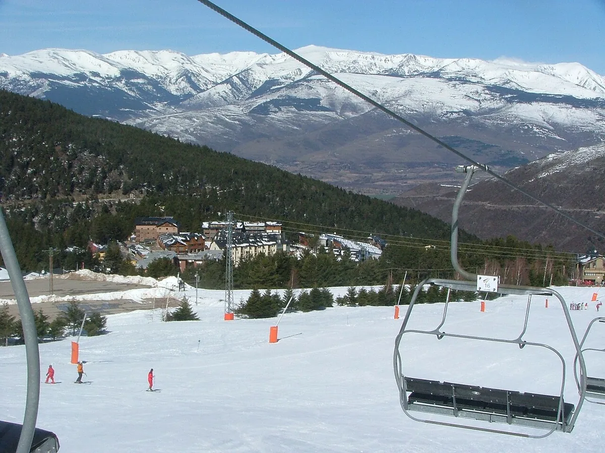 Veduta di La Molina, Spagna. Non raffigura uno specifico negozio di noleggio.