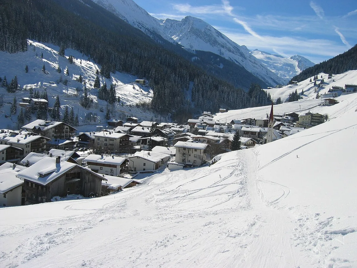 Veduta di Lanersbach, Austria. Non raffigura uno specifico negozio di noleggio.