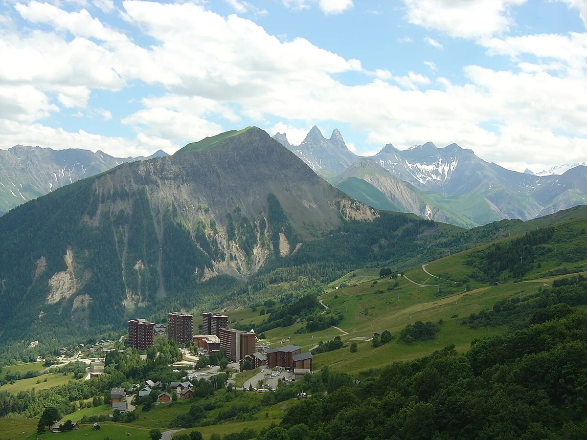 Veduta di Le Corbier, Francia. Non raffigura uno specifico negozio di noleggio.