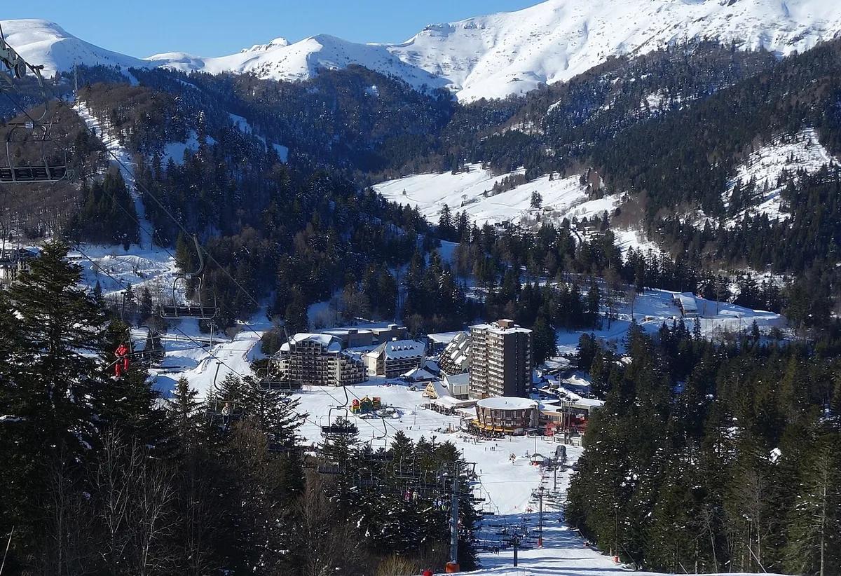 Veduta di Le Lioran, Francia. Non raffigura uno specifico negozio di noleggio.