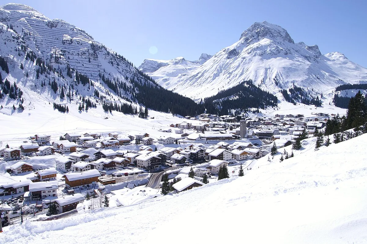 Veduta di Lech am Arlberg, Austria. Non raffigura uno specifico negozio di noleggio.