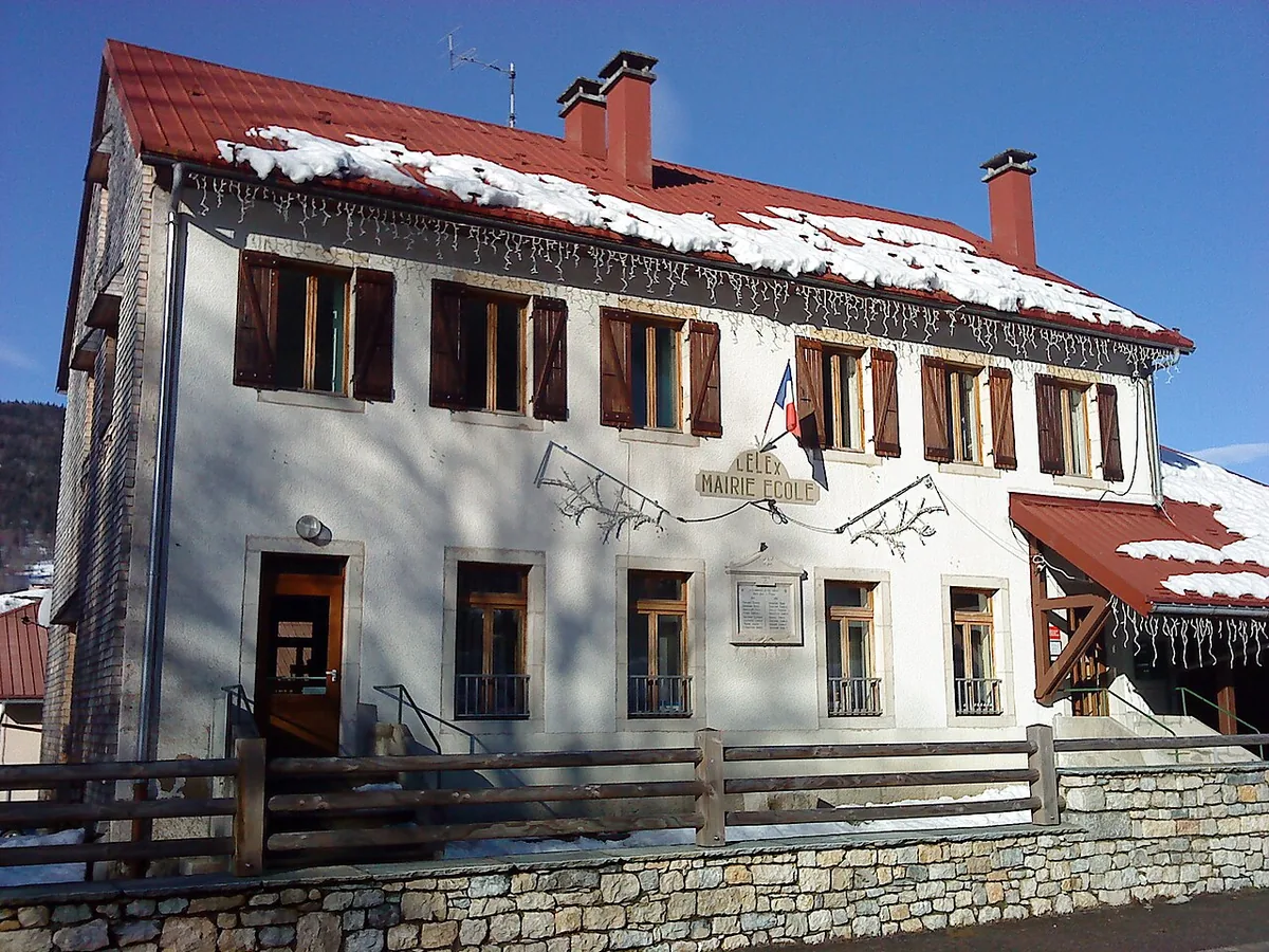 Veduta di Lelex, Francia. Non raffigura uno specifico negozio di noleggio.