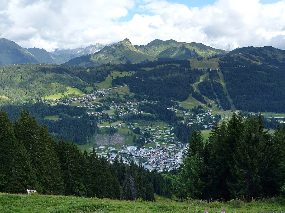 Veduta di Les Gets, Francia. Non raffigura uno specifico negozio di noleggio.