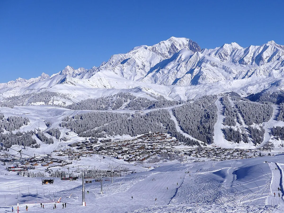 Veduta di Les Saisies, Francia. Non raffigura uno specifico negozio di noleggio.