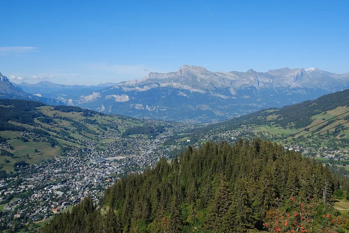 Veduta di Megève, Francia. Non raffigura uno specifico negozio di noleggio.
