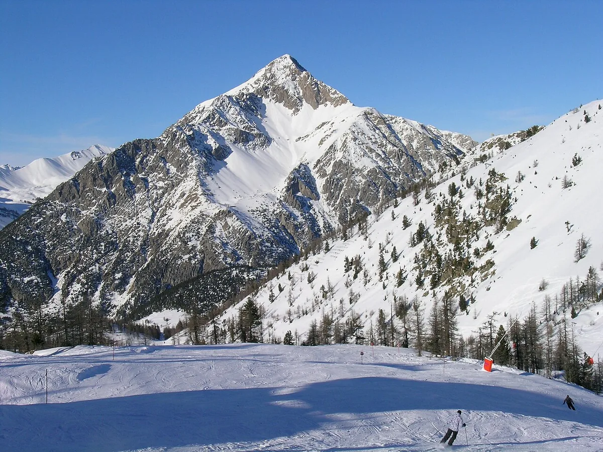 Veduta di Montgenèvre, Francia. Non raffigura uno specifico negozio di noleggio.