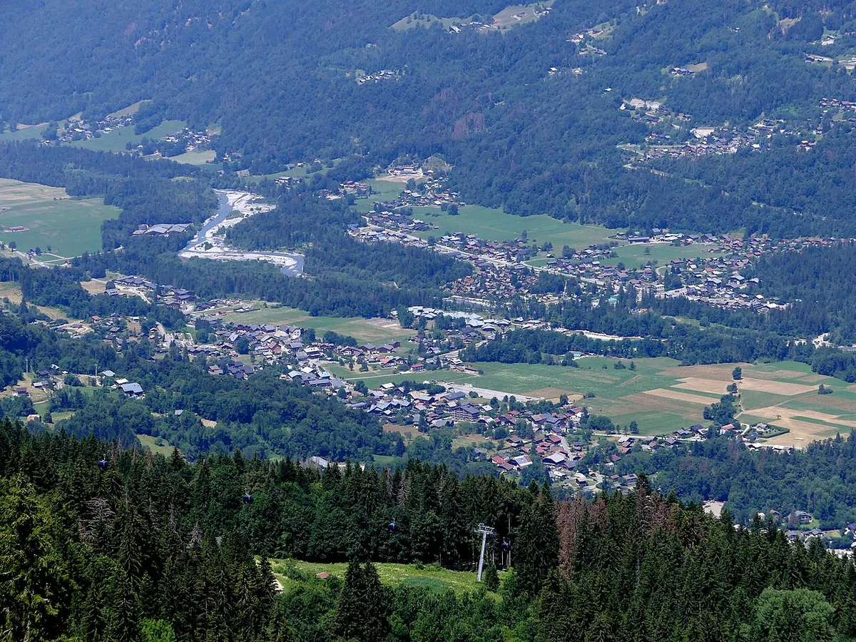 Veduta di Morillon, Francia. Non raffigura uno specifico negozio di noleggio.