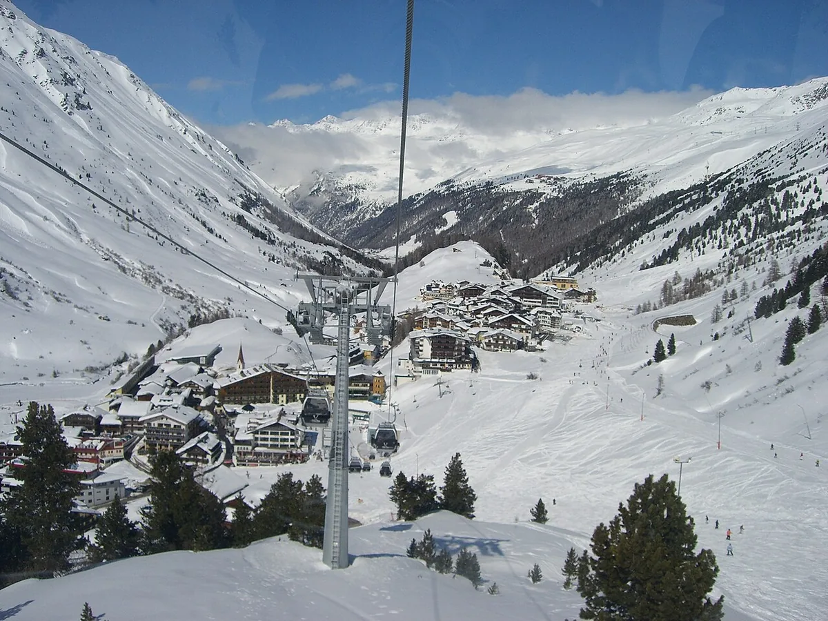 Veduta di Obergurgl, Austria. Immagine generale della località o del comprensorio; non documenta la posizione di un singolo settore del catalogo o negozio di noleggio.