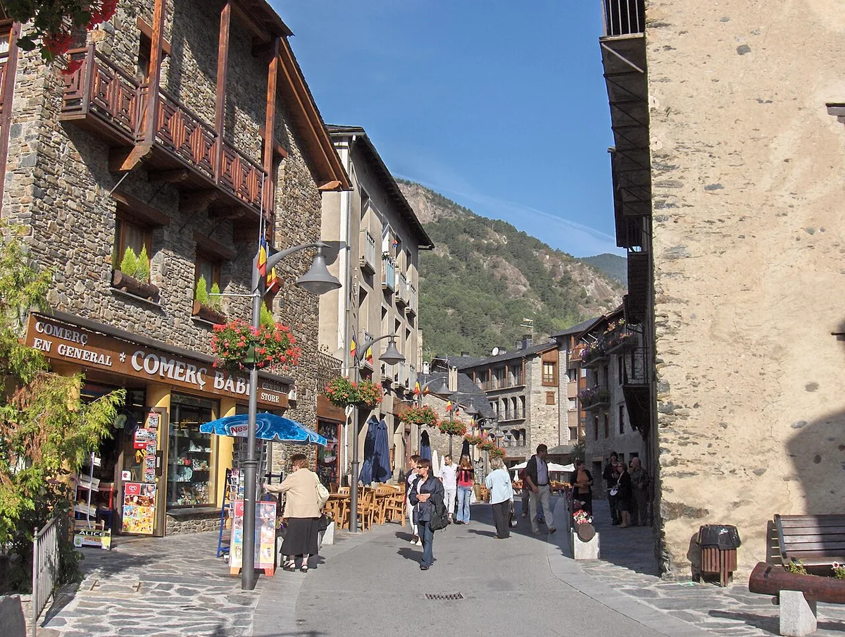Veduta di Ordino, Andorra. Non raffigura uno specifico negozio di noleggio.