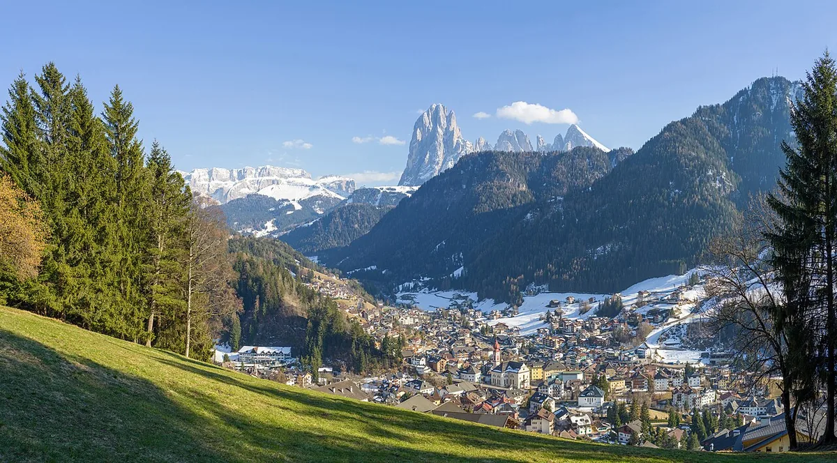 Veduta di Ortisei, Italia. Non raffigura uno specifico negozio di noleggio.