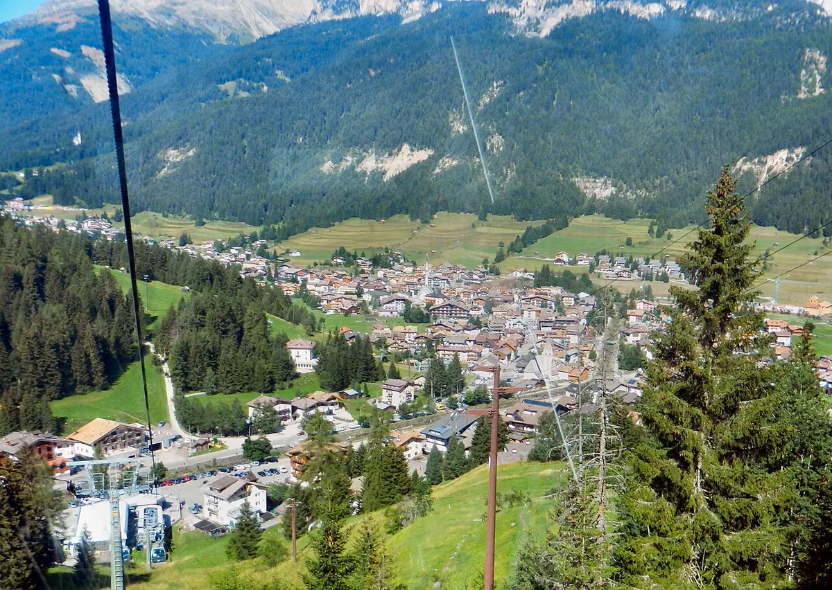 Veduta di Pera di Fassa, Italia. Immagine generale della località o del comprensorio; non documenta la posizione di un singolo settore del catalogo o negozio di noleggio.
