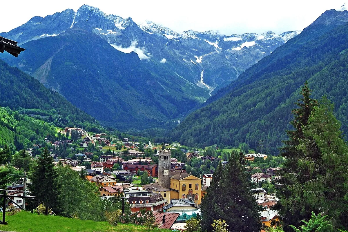 Veduta di Ponte di legno, Italia. Non raffigura uno specifico negozio di noleggio.