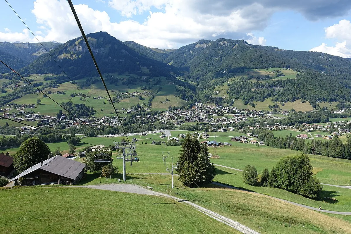 Veduta di Praz sur Arly, Francia. Non raffigura uno specifico negozio di noleggio.