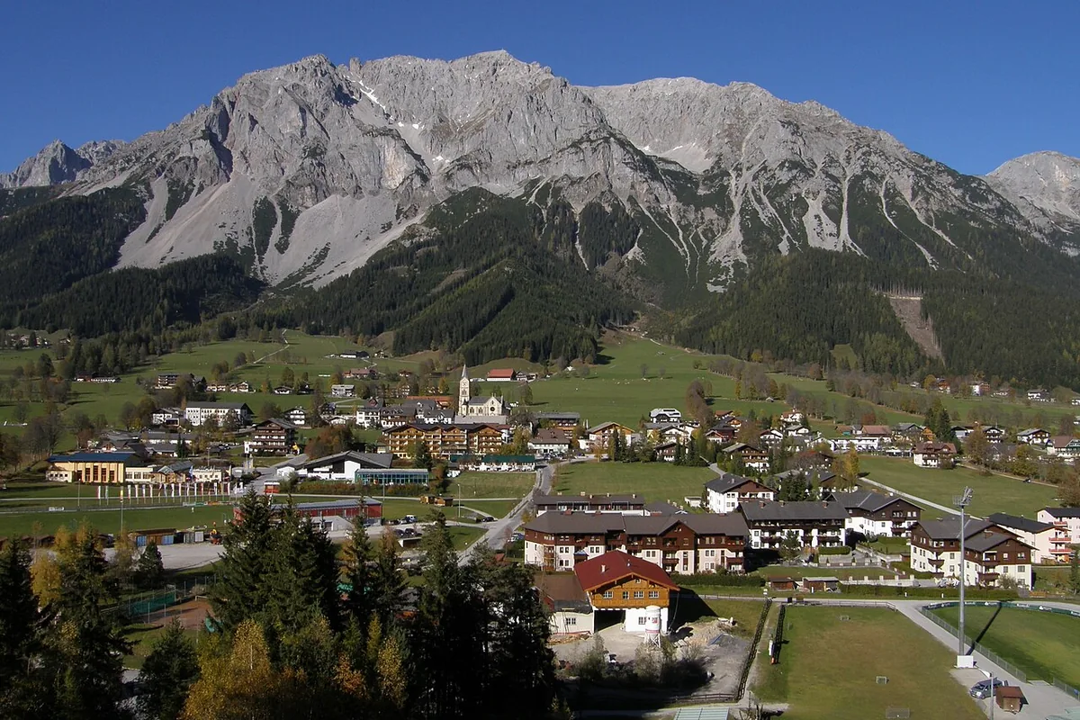 Veduta di Ramsau am Dachstein, Austria. Non raffigura uno specifico negozio di noleggio.