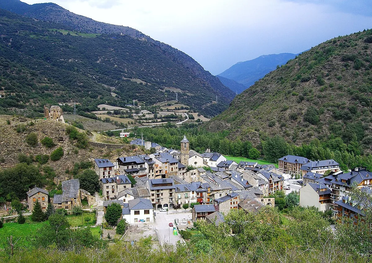 Veduta di Rialp, Spagna. Non raffigura uno specifico negozio di noleggio.