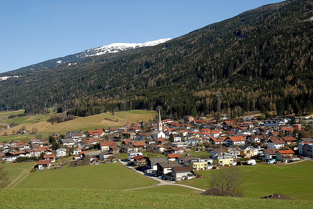 Veduta di Rinn, Austria. Non raffigura uno specifico negozio di noleggio.