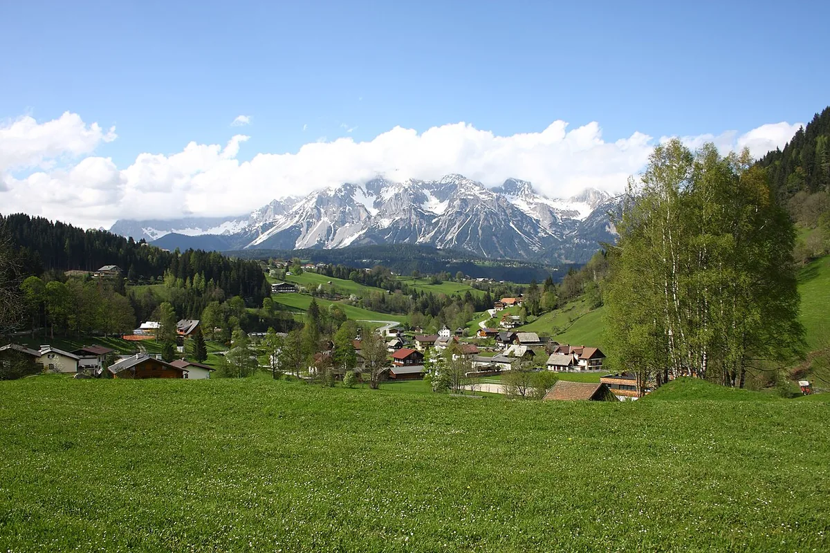 Veduta di Rohrmoos, Austria. Non raffigura uno specifico negozio di noleggio.